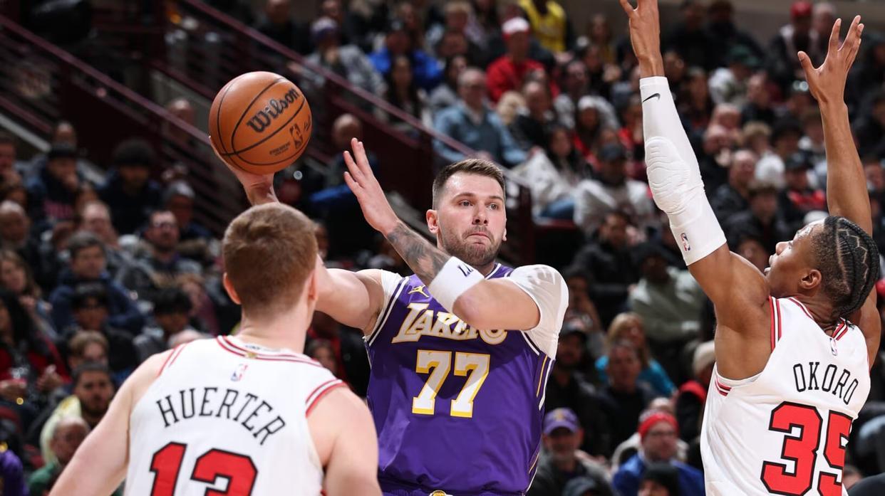 乐鱼体育官方网站-詹姆斯24+5创NBA历史第1神迹!东契奇46+7+11+8记3分刷爆纪录