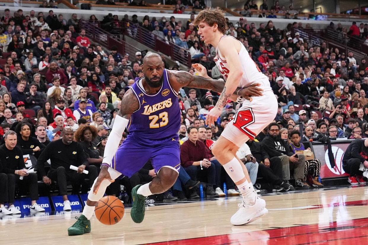 乐鱼体育官方网站-詹姆斯24+5创NBA历史第1神迹!东契奇46+7+11+8记3分刷爆纪录