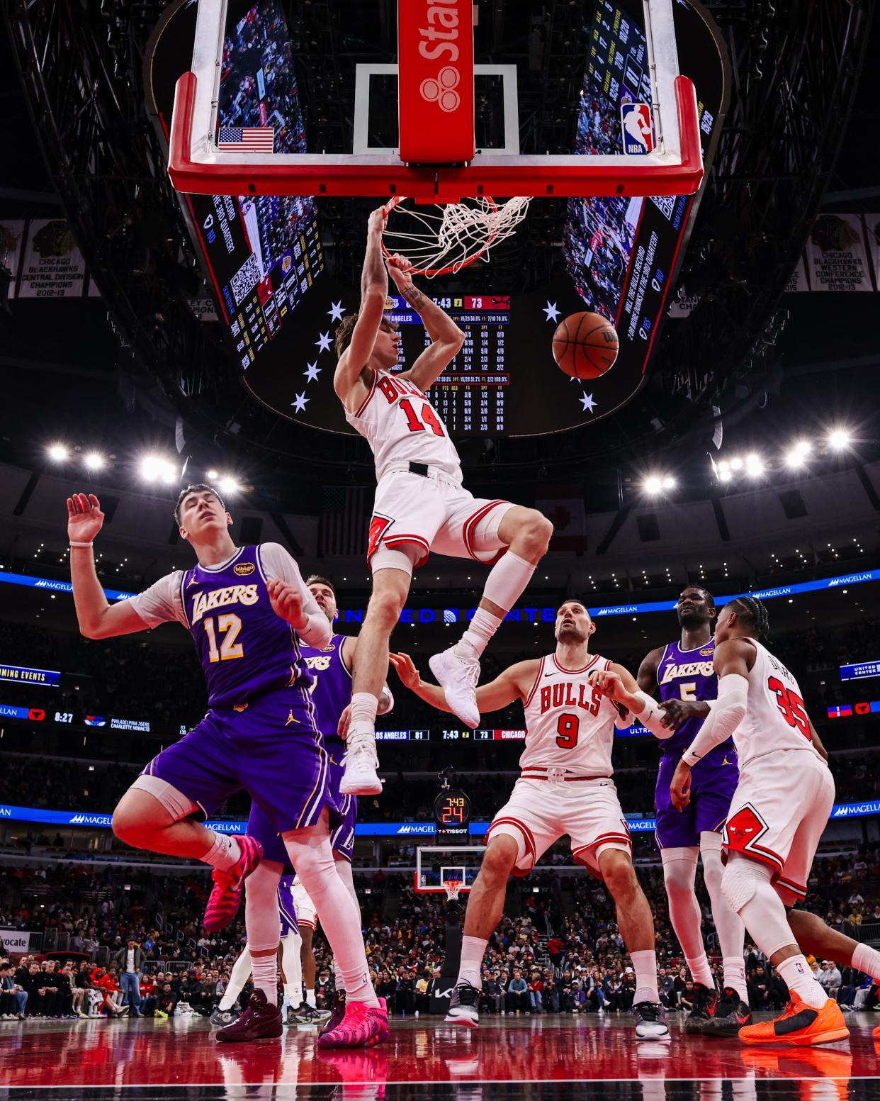 乐鱼体育官方网站-詹姆斯24+5创NBA历史第1神迹!东契奇46+7+11+8记3分刷爆纪录