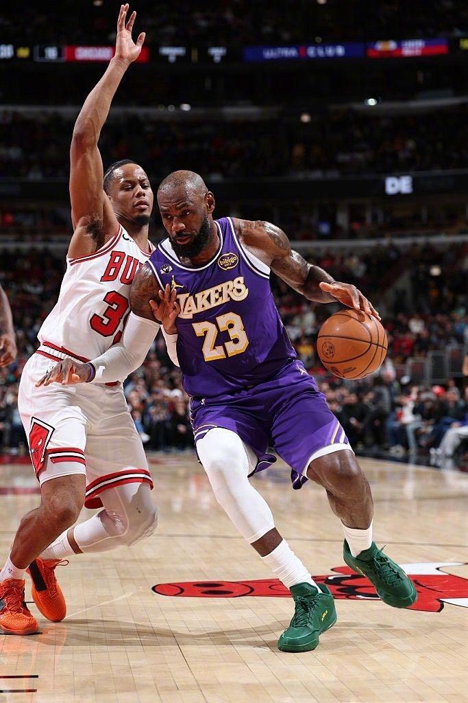 乐鱼体育官方网站-詹姆斯24+5创NBA历史第1神迹!东契奇46+7+11+8记3分刷爆纪录